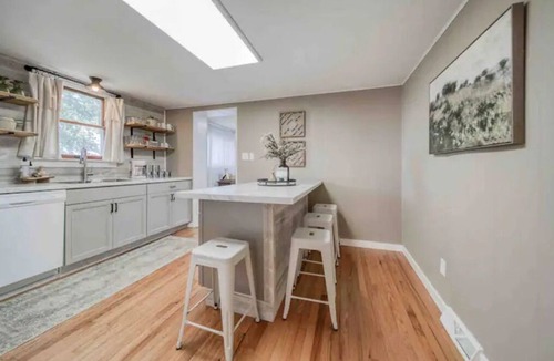St. James House | Vineyard Ridge Farmhouse 3BR 2BA Vineyard View Fire pit n