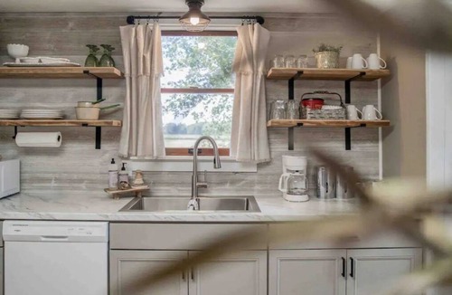 St. James House | Vineyard Ridge Farmhouse 3BR 2BA Vineyard View Fire pit n