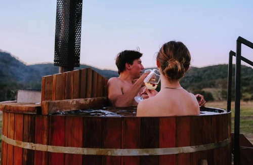 Everton Upper Cottage | Vineyard Stay with private hot tub