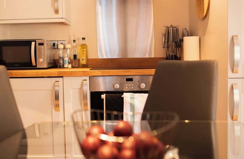 Howlett End House | Vineyard Style 2BR with Garden and Parking