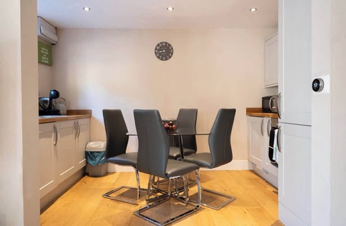 Howlett End House | Vineyard Style 2BR with Garden and Parking