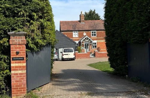 Howlett End House | Vineyard Style 2BR with Garden and Parking