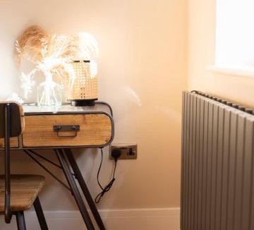 Howlett End House | Vineyard Style 2BR with Garden and Parking