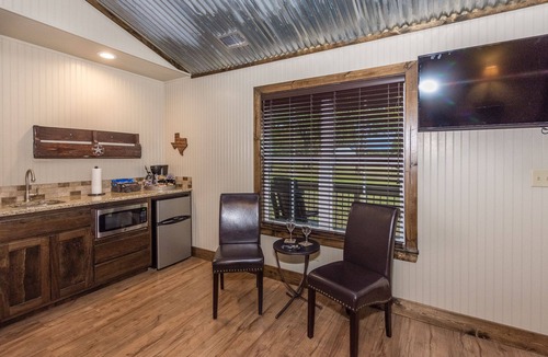 Fredericksburg Hotel | Vineyard Trail Cottages - Adults Only