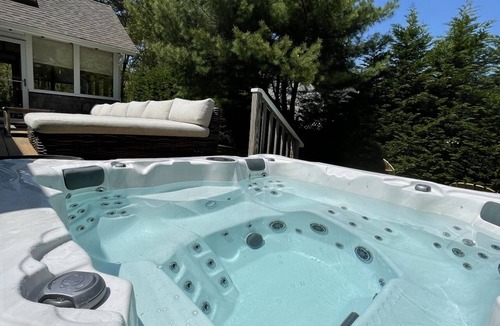 Lagoon Heights House | * Vineyard Vacation Retreat * with HOT TUB