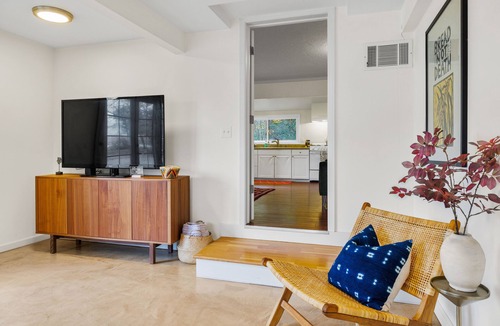 Calistoga Cottage | Vineyard View Home + Complimentary Wine Tasting