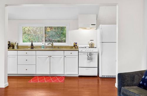 Calistoga Cottage | Vineyard View Home + Complimentary Wine Tasting