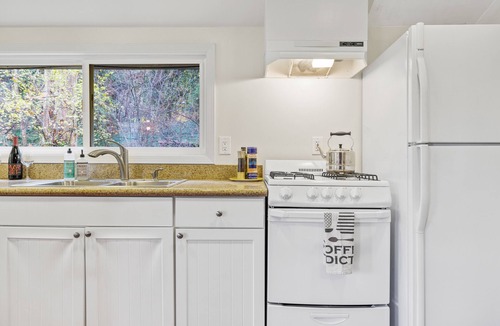 Calistoga Cottage | Vineyard View Home + Complimentary Wine Tasting