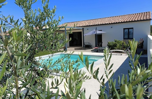 Bedarrides Villa | Vineyard villa with pool