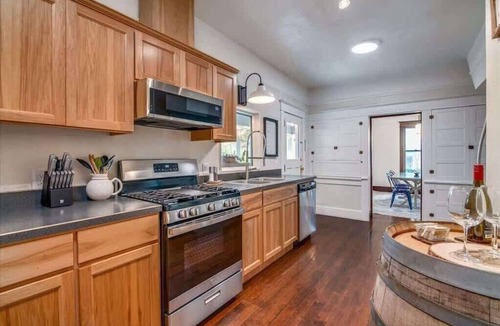 McMinnville House | Vino e Vita Historic Pet-Friendly Home-EV Charger