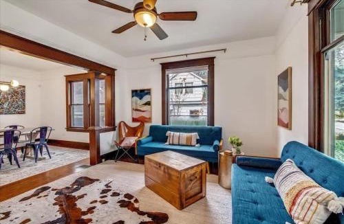 McMinnville House | Vino e Vita Historic Pet-Friendly Home-EV Charger