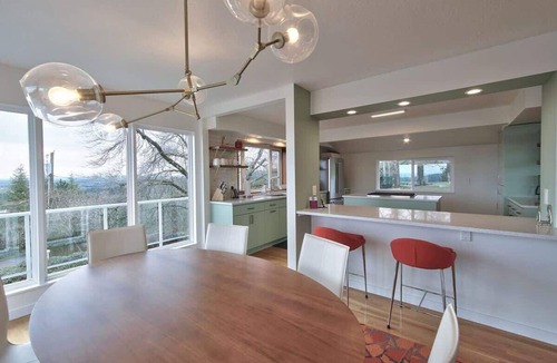 Dundee House | Vino Vista - Mid-Century Stunning Views w Deck