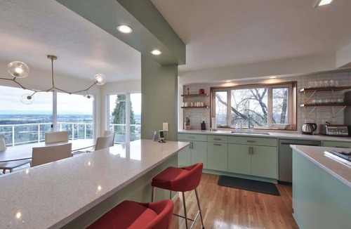 Dundee House | Vino Vista - Mid-Century Stunning Views w Deck