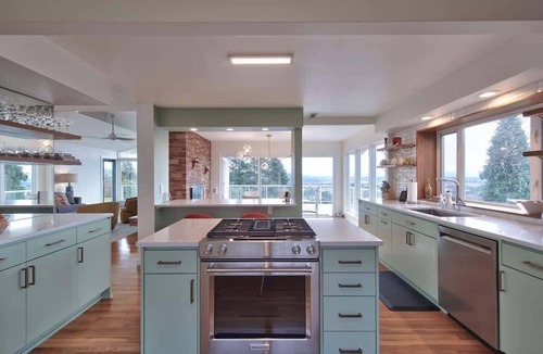 Dundee House | Vino Vista - Mid-Century Stunning Views w Deck