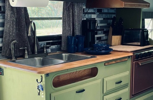 Cambria RV Rental | Vintage 19' Camper near Niagara Falls