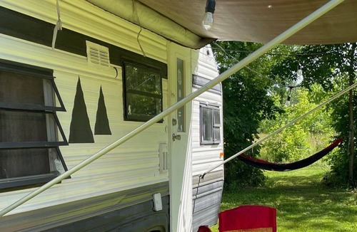 Cambria RV Rental | Vintage 19' Camper near Niagara Falls