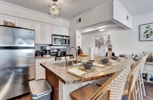 Rocky Point Condo | Vintage 2 Bed Waterfront Condo & Heated Pool!