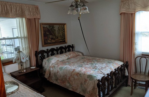 Burlington House | Vintage 2 bedroom w/large yard space