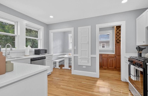 St. Elizabeth's Apartment | Vintage 5BR apt | ROKU HDTV | Sleeps 12