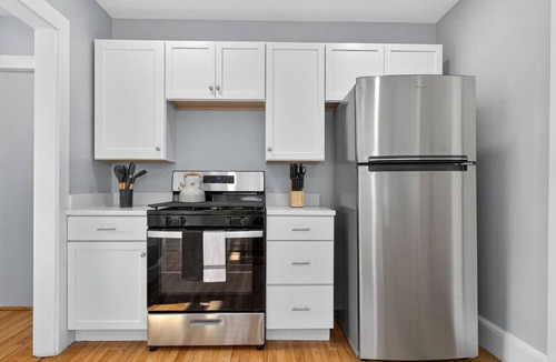 St. Elizabeth's Apartment | Vintage 5BR apt | ROKU HDTV | Sleeps 12