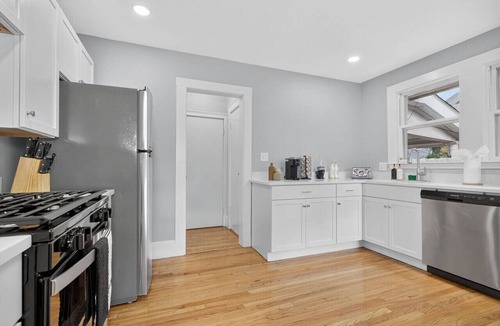 St. Elizabeth's Apartment | Vintage 5BR apt | ROKU HDTV | Sleeps 12