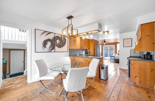 Sherkston House | Vintage 8BR Farmhouse | Hot Tub & Spacious Yard