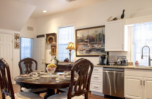 Dallas Apartment | Vintage/antique 1200 sq. ft. interior studio & parking