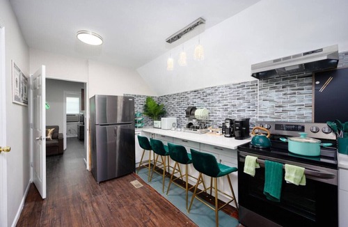 North Lawndale Apartment | Vintage Arcade Apt with Parking