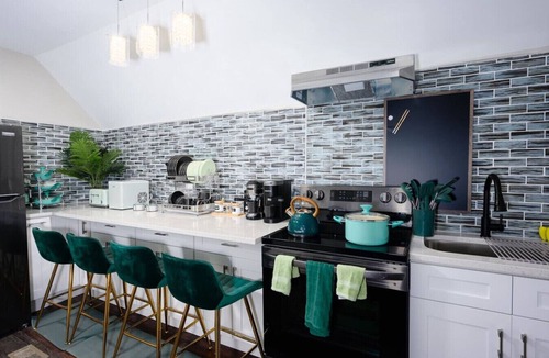 North Lawndale Apartment | Vintage Arcade Apt with Parking