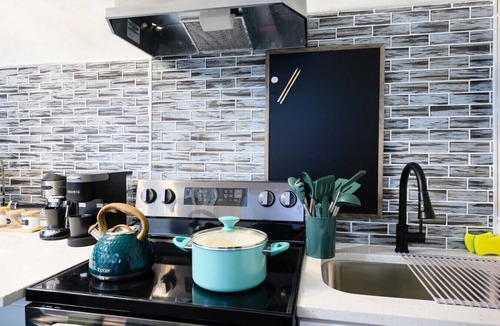 North Lawndale Apartment | Vintage Arcade Apt with Parking