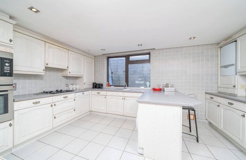 Whetstone Apartment | Vintage Boutique 2Bed Flat w/parking