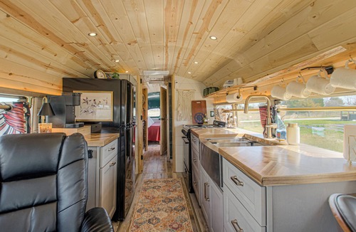 Paola House | Vintage Bus Stay on Flower Farm w/Hot Tub