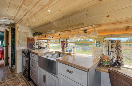 Paola House | Vintage Bus Stay on Flower Farm w/Hot Tub
