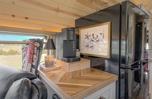 Paola House | Vintage Bus Stay on Flower Farm w/Hot Tub