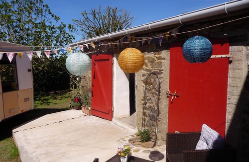 Le Ru House | Vintage caravan with private bathroom & kitchen