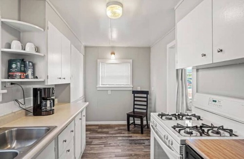 Friendly Apartment | Vintage Charm Apt. Long Stay Discounts Available