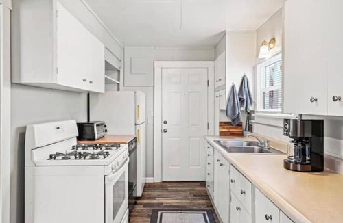 Friendly Apartment | Vintage Charm Apt. Long Stay Discounts Available