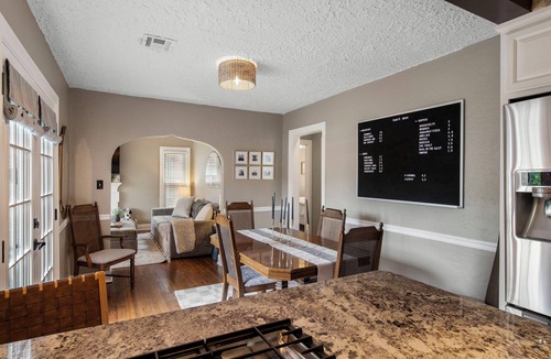 Florence Park Cottage | Vintage Charm at Ivy Cottage with separate hot tub hangout, pickleball!