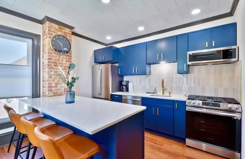 Burlington Apartment | Vintage Charm Manor - Modern Luxury 2BR Suite, Close to Downtown & Bakery