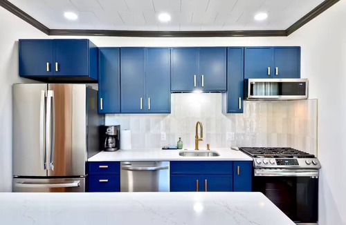 Burlington Apartment | Vintage Charm Manor - Modern Luxury 2BR Suite, Close to Downtown & Bakery