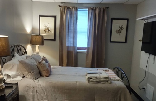 Durhamville Apartment | vintage charm on broad