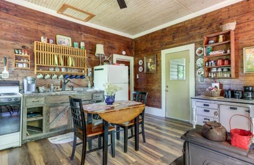 Fayetteville House | Vintage Charm + Outdoor Calm: Rural Arkansas Cabin