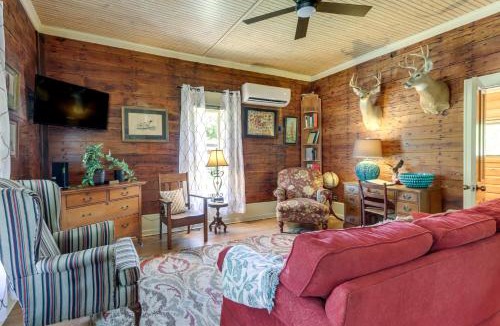 Fayetteville House | Vintage Charm + Outdoor Calm: Rural Arkansas Cabin
