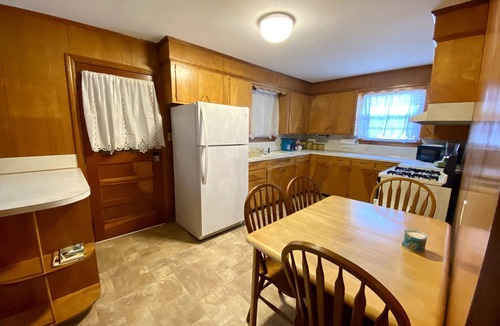 Russellville House | Vintage Charm, Upgraded - White Sheets + Fast Wi Fi + 2 King Beds