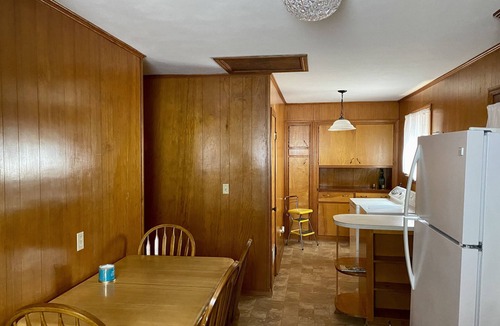 Russellville House | Vintage Charm, Upgraded - White Sheets + Fast Wi Fi + 2 King Beds