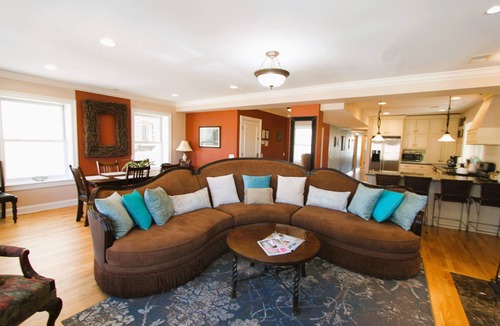 Rogers Park Condo | Vintage charm with open concept floor plan, great for entertaining and families.