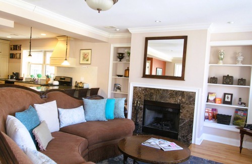 Rogers Park Condo | Vintage charm with open concept floor plan, great for entertaining and families.