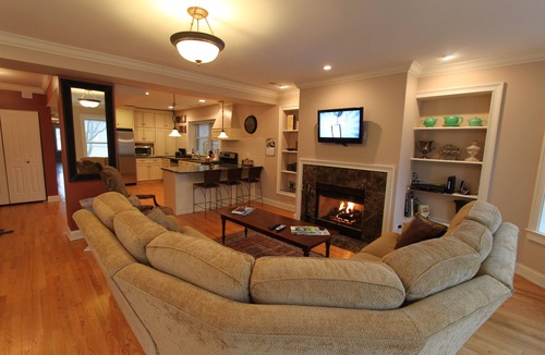 Rogers Park Condo | Vintage charm with open concept floor plan, great for entertaining and families.