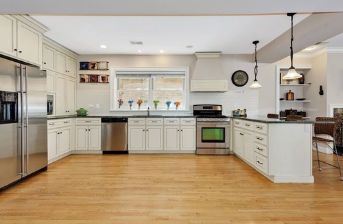 Rogers Park Condo | Vintage charm with open concept floor plan, great for entertaining and families.