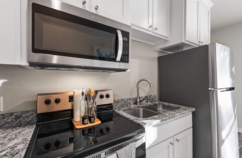 Fairmount Apartment | Vintage Charming 1-bedroom house with WiFi and AC in welcoming Fort Worth.